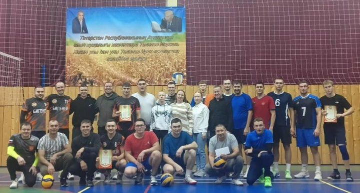 Югары Симеттә Марсель һәм Ирек Талиповлар истәлегенә волейбол ярышлары узды