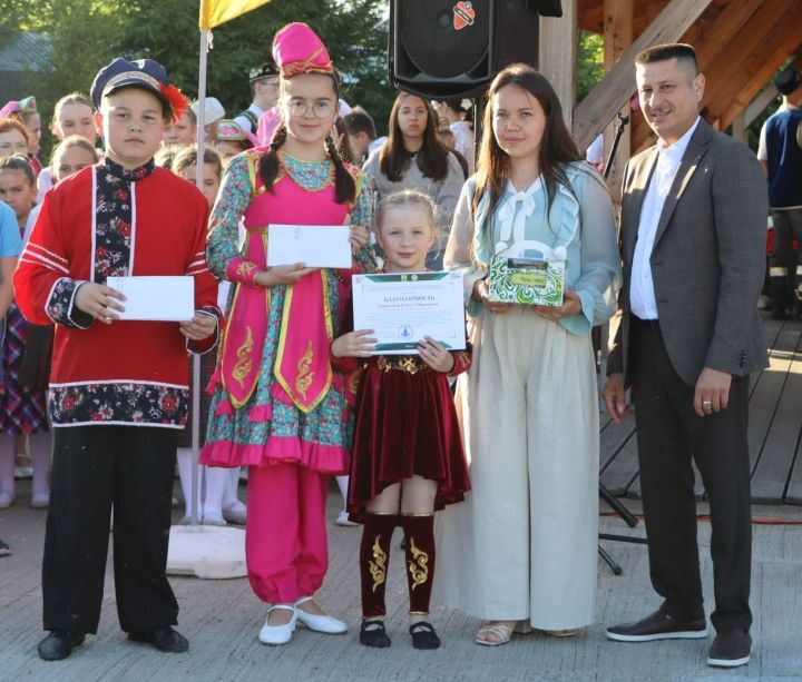 Сабада Балаларны яклау көнендә  Сәнгать мәктәбе укучыларын тәбрикләделәр