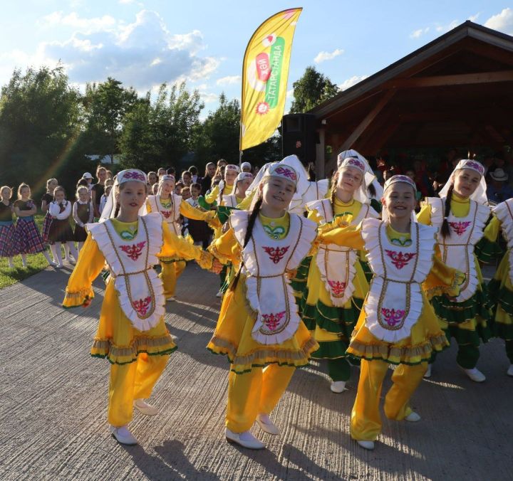 Сабада Балаларны яклау көнендә  Сәнгать мәктәбе укучыларын тәбрикләделәр