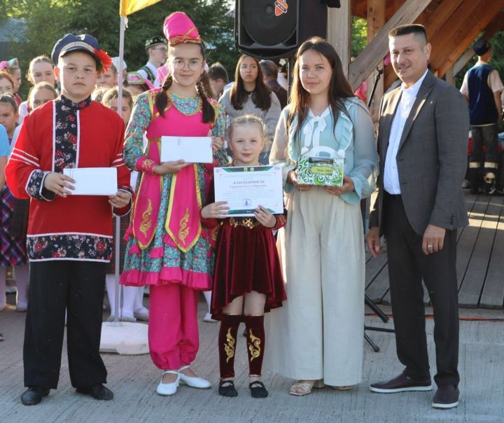 Сабада Балаларны яклау көнендә  Сәнгать мәктәбе укучыларын тәбрикләделәр