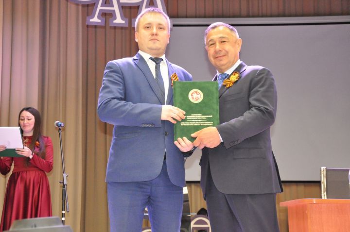 Җирле үзидарәчеләр бүләкләнде