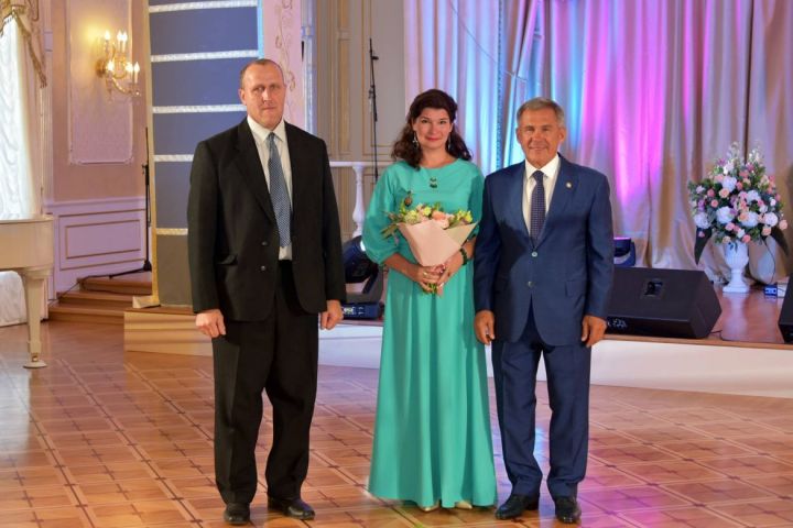 Рустам Минниханов наградил медалями «Ана даны — Материнская слава» многодетных мам РТ