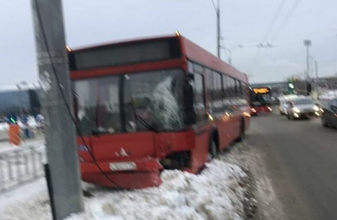 Казан үзәгендә пассажир автобусы баганага бәрелгән