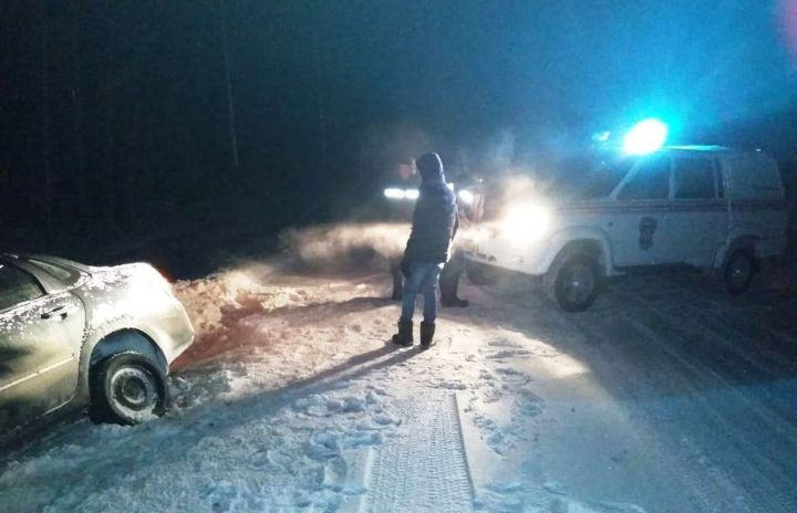 В Сабинском районе РТ спасатели помогли парню, чей автомобиль застрял в снегу