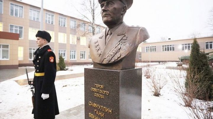 В Нижнекамске открыли памятник Герою Советского Союза Гани Сафиуллину