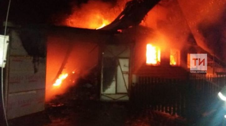 Мужчина получил ожоги лица на пожаре, уничтожившем его дом, баню и гараж