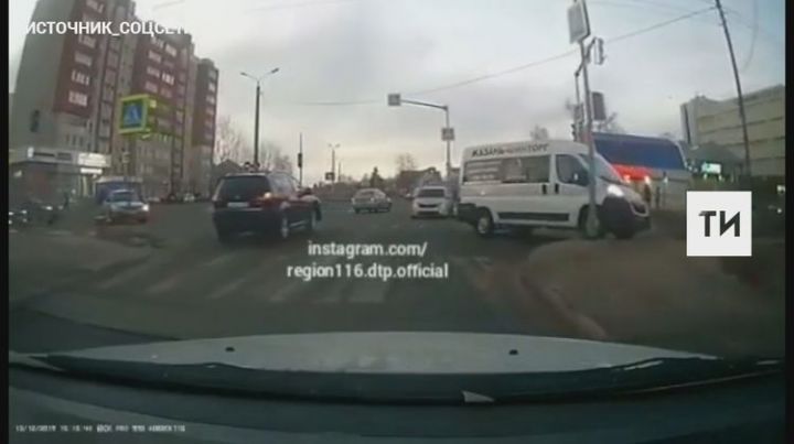 Очевидцы сняли на видео, как в Казани микроавтобус протаранил легковушку