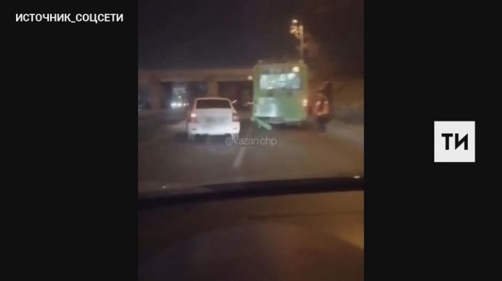 В Казани сняли на видео последствия ДТП с участием автобуса и троллейбуса