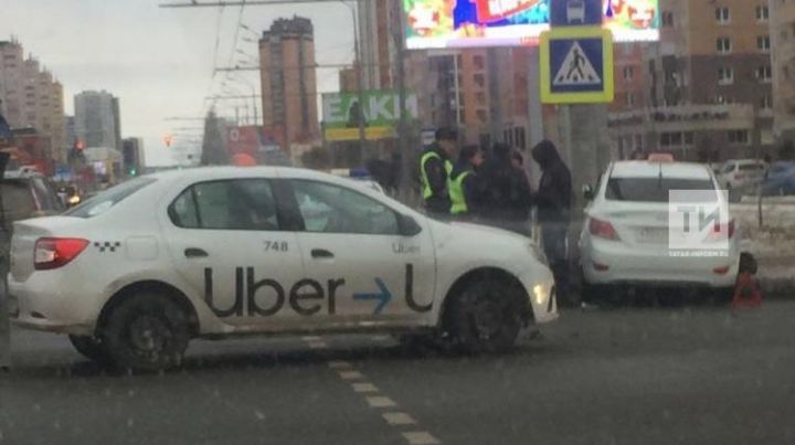 Два такси не поделили перекресток в Казани, один авто вылетел на тротуар