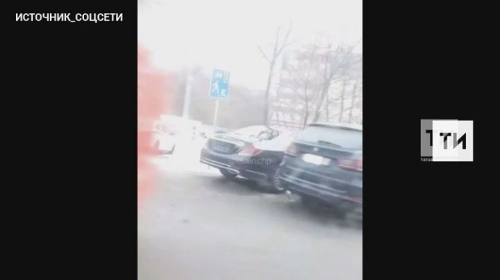 «Мерседес Майбах» и «БМВ» не поделили дорогу в Казани, пострадал один из водителей