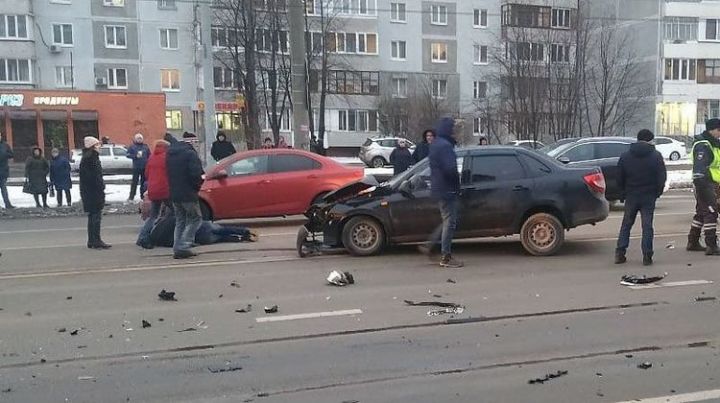 Водитель «Лады» попал в больницу после столкновения с «Мерседесом» в Казани