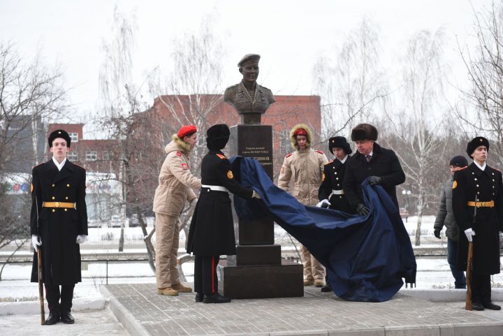 В Набережных Челнах открыли памятник младшему сержанту 6-ой роты Псковской дивизии Дмитрию Бадретдинову