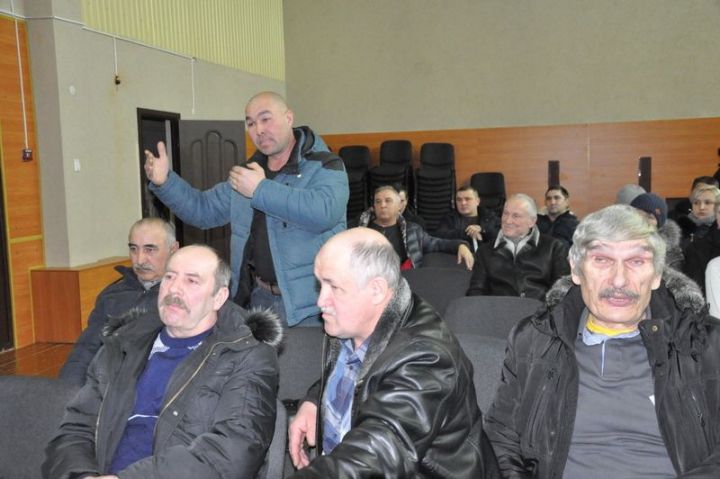 Иштуган авыл җирлегендә үткәрелгән халык җыеныннан фоторепортаж.