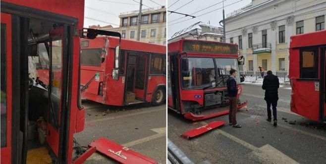 Казан үзәгендә ике автобус бәрелешкән
