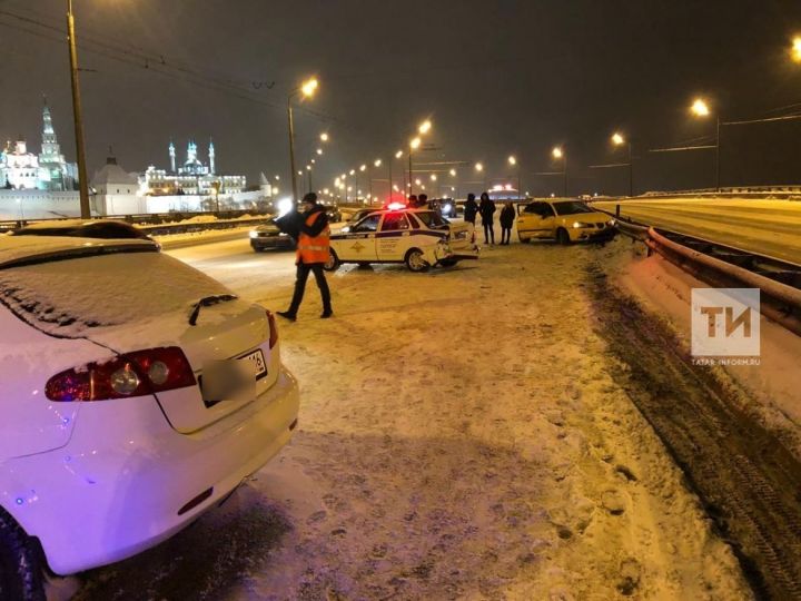 Казан үзәгендә җиңел автомобиль авария булган урынга килгән патруль машинасына бәрелгән