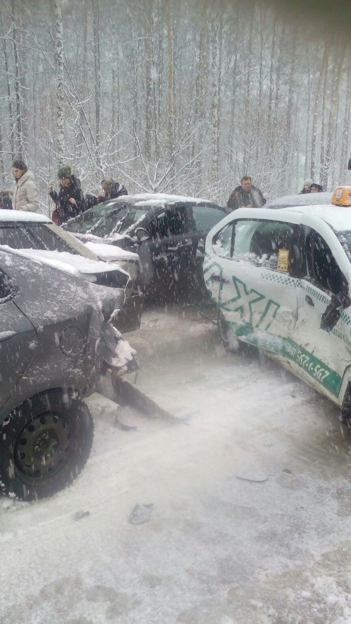 Казанның Горький шоссесында берничә җиңел автомобиль һәм автобус катнашында авария булган