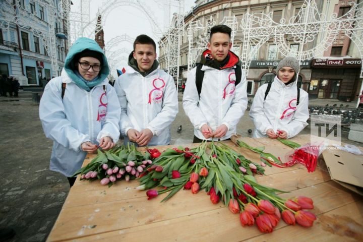Волонтерлар Казанда яшәүче хатын-кызларга бер мең лалә чәчәге бүләк итте
