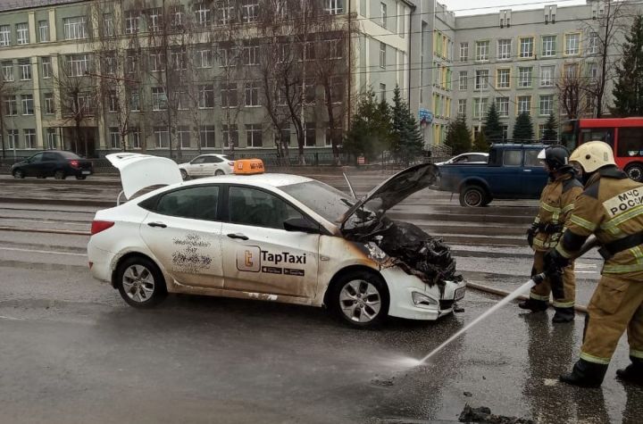 Казан үзәгендә «ТапТакси» автомобиленә ут капкан