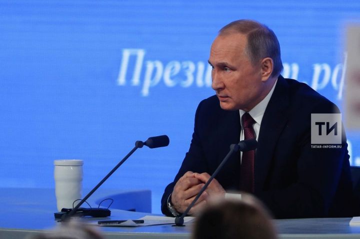 Путин мәктәпләрдә бушлай дәреслекләр бирүне контрольдә тотарга чакырды