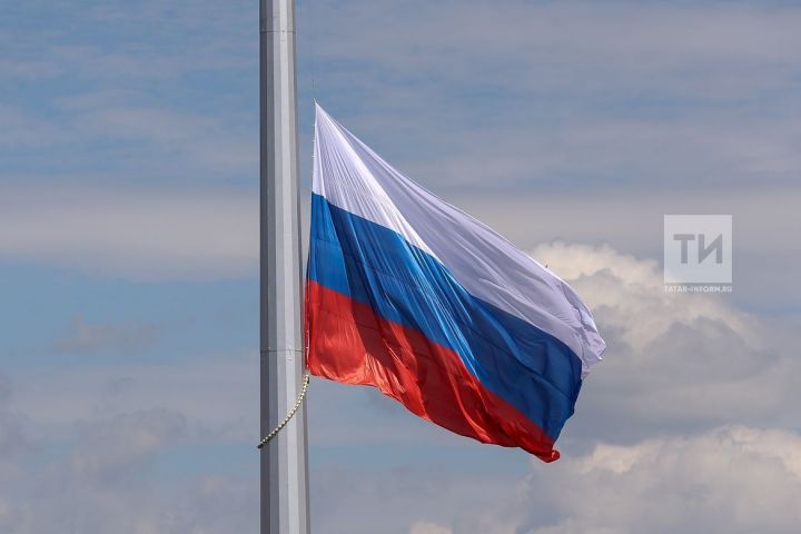 В парке Победы прошла церемония подъема российского флага на 50-метровый флагшток