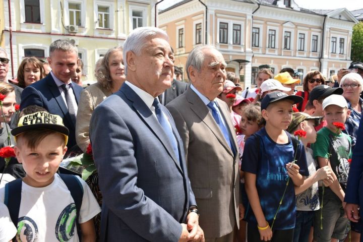 Минтимер Шәймиев һәм Фәрит Мөхәммәтшин Александр Пушкин һәйкәленә чәчәкләр куйды