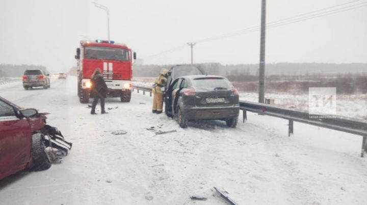 Казан янындагы трассада ике җиңел машина бәрелешкән, зыян күрүче хастаханәдә