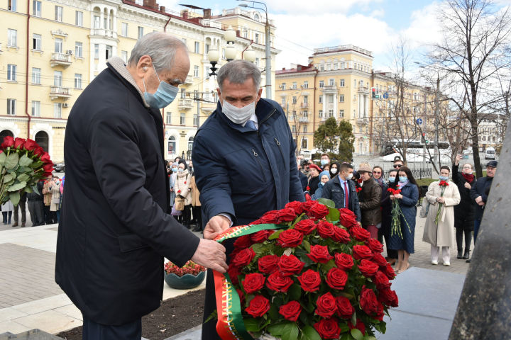 Миңнеханов һәм Шәймиев шагыйрьнең туган көнендә Тукай һәйкәленә чәчәкләр салды