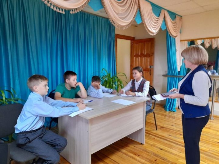 Шекше мәдәният йорты һәм авыл китапханәсе хезмәткәрләре "Грамоталы бул" дигән темага лингвистик викторина үткәрделәр