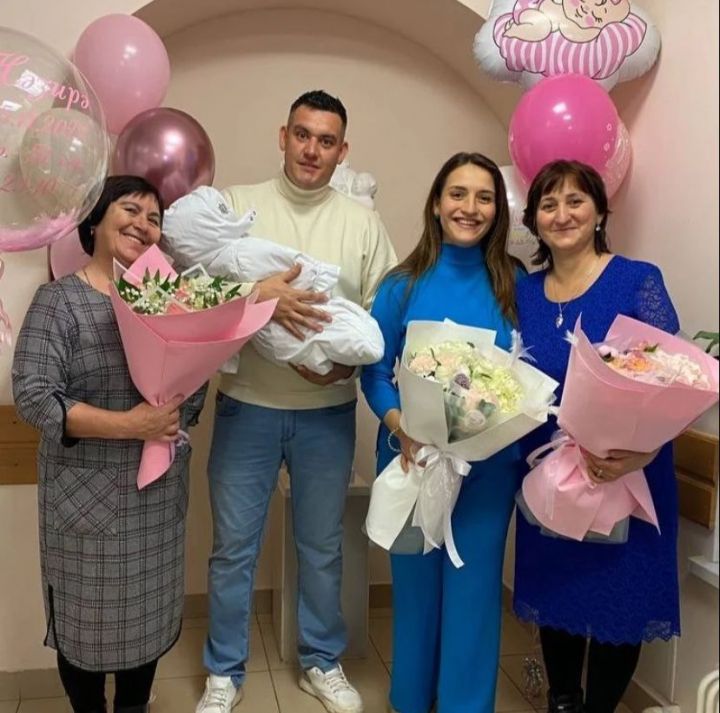 Алмаз Мирзаянов кызларын балалар тудыру йортыннан өйгә алып кайтты
