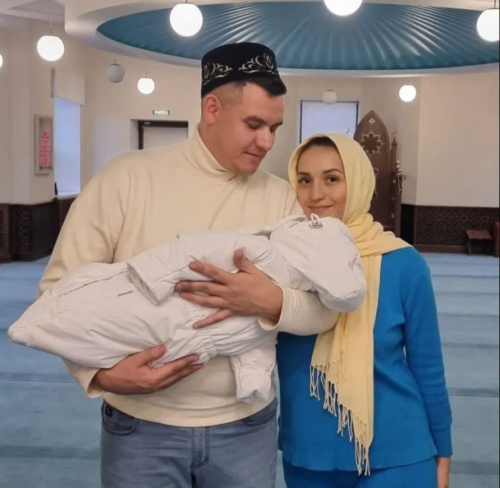 Алмаз Мирзаянов кызларын балалар тудыру йортыннан өйгә алып кайтты