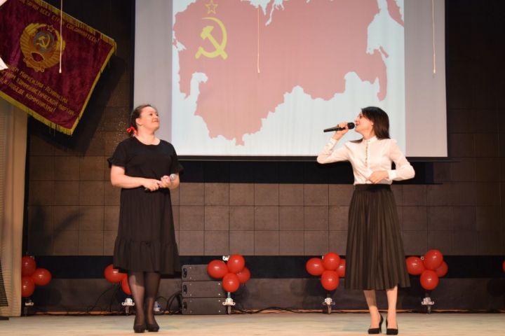 СССР төзелүнең 100 еллыгына багышланган бәйрәм концерты узды
