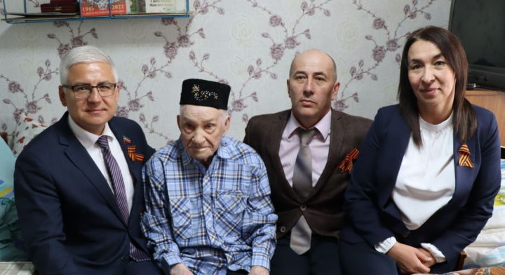 Районыбызда Бөек Җиңүнең 77 еллыгы якынлашкан Бәйрәм алды көннәрендә Бөек Ватан сугышы ветераннарына бүләкләр тапшыру чаралары үткәрелде