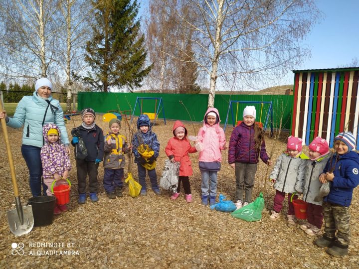 Балалар агач утырта