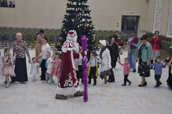 Әтиләре  СВОдагы балаларны  Яңа  ел белән Россия  Дәүләт Думасы  депутаты Илья Вольфсон котлады