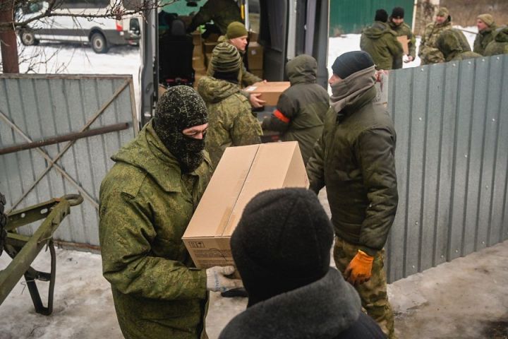 Диния Нәзарәте Татарстан солдатларына гуманитар йөк илтеп тапшырды