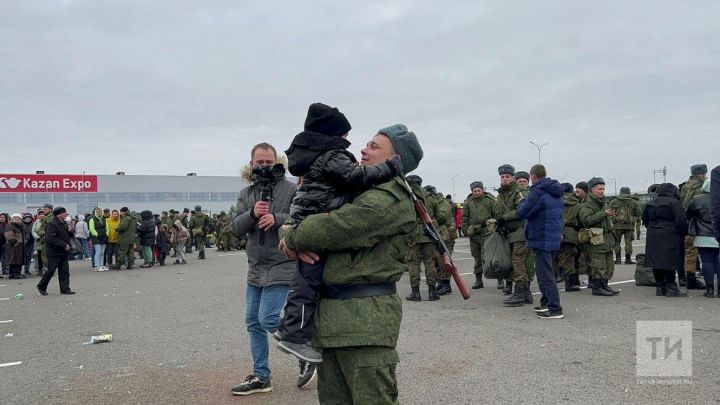 Миңнеханов район башлыкларына ялга кайткан мобилизацияләнүчеләрне лаеклы каршыларга кушты