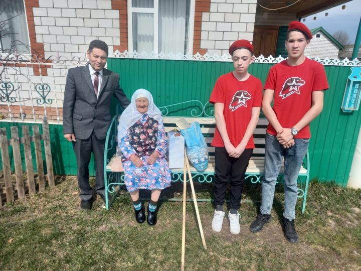 Ветераннарга Республика Рәисеннән котлау хатлары һәм күчтәнәчләре тапшырылды