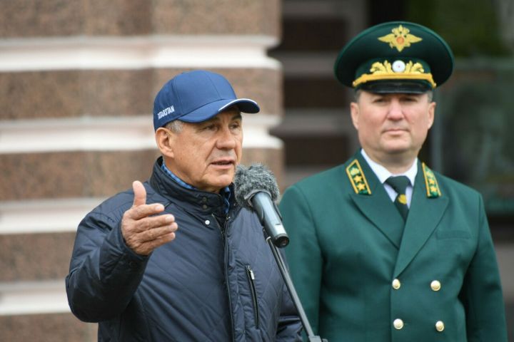 Рөстәм Миңнеханов Татарстан урманчыларына автомобиль ачкычлары тапшырды