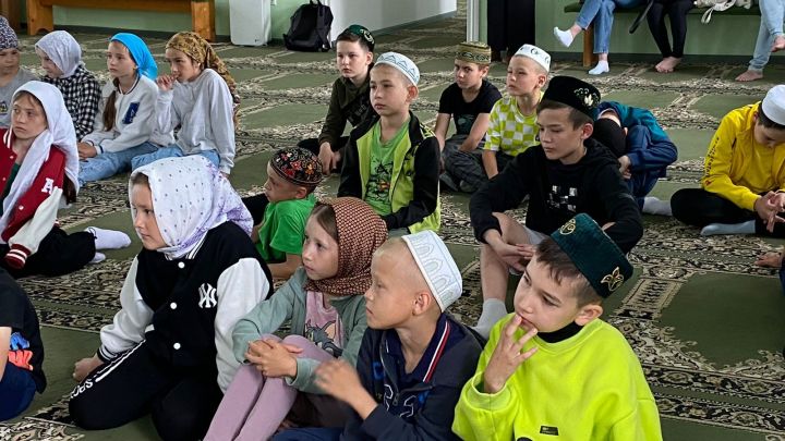 Сабаның сәләтле балалар мәктәбе каршындагы  лагерьга йөрүче укучылар Саба җәмигъ мәчетендә булдылар