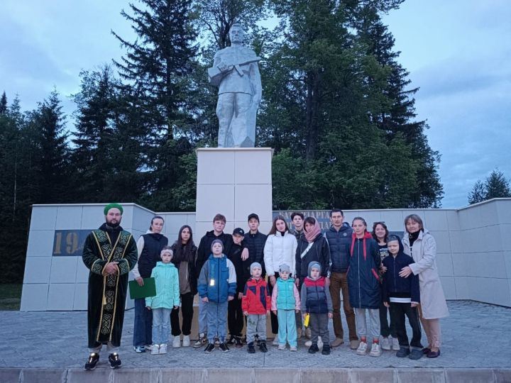 Лесхоз бистәсендә Хәтер көне уңаеннан Бөек Ватан сугышы корбаннары рухына дога кылдылар