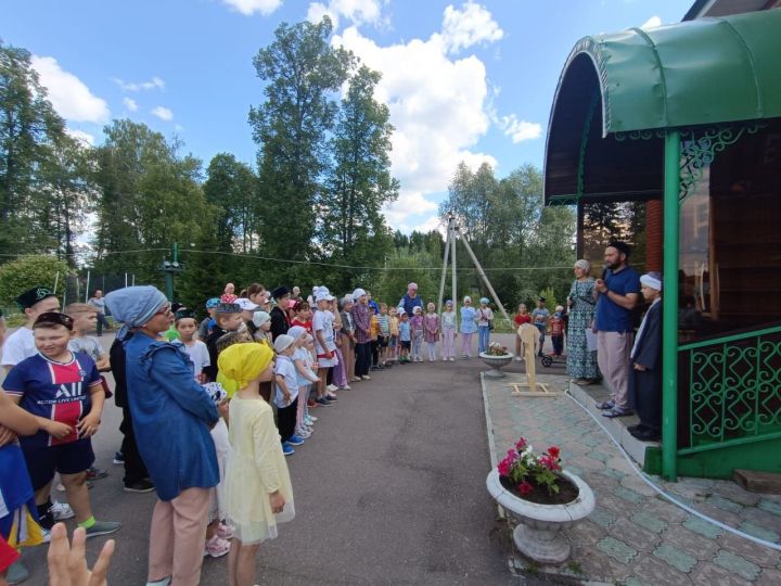 Лесхоз бистәсендә Корбан гаете уңаеннан үткәрелгән бәйрәм чарасында 100гә якын бала катнашты