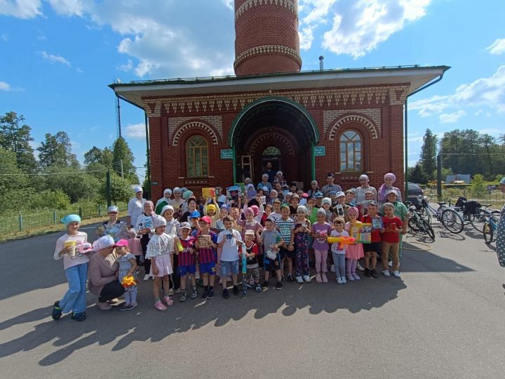 Лесхоз бистәсендә Корбан гаете уңаеннан үткәрелгән бәйрәм чарасында 100гә якын бала катнашты