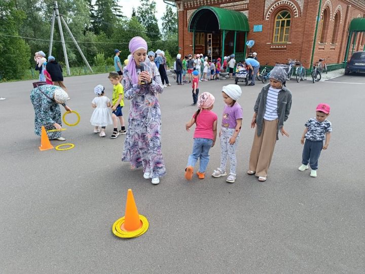 Лесхоз бистәсендә Корбан гаете уңаеннан үткәрелгән бәйрәм чарасында 100гә якын бала катнашты