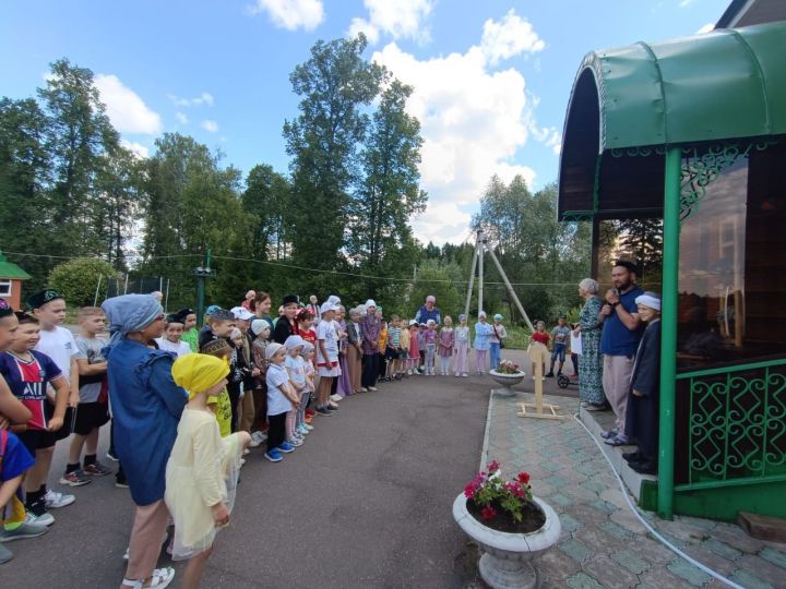 Лесхоз бистәсендә Корбан гаете уңаеннан үткәрелгән бәйрәм чарасында 100гә якын бала катнашты