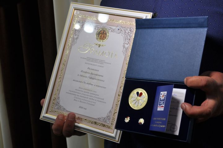 Сабада яшәүче Фәләховлар гаиләсенә  «Мәхәббәт һәм тугрылык» медале тапшырылды