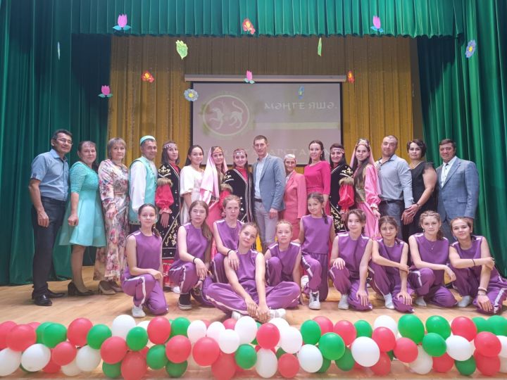 Лесхоз мәдәният йортында  Республика көне уңаеннан үткәрелгән концертта төрле милләт биюләре башкарылды