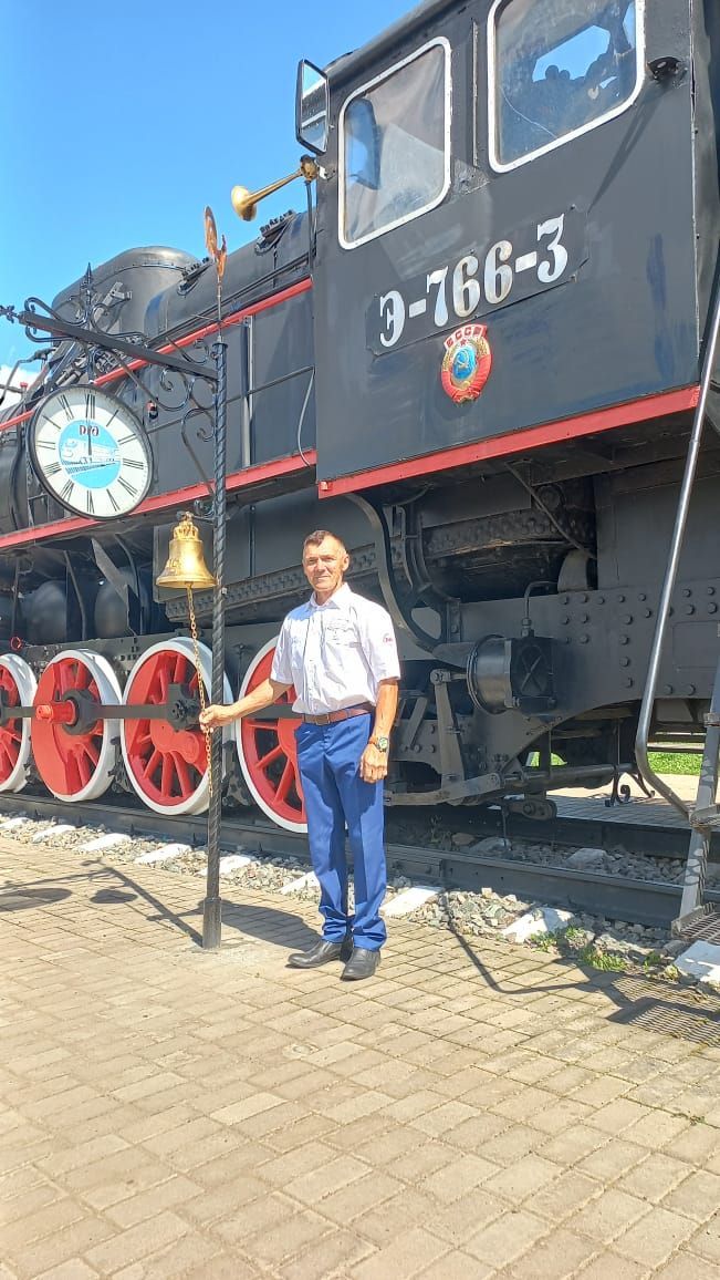 Шәмәрдәндә яшәүче Сергей Степанов тимер юлчылар көнендә Җиңү паркында истәлек монументы урнаштырды