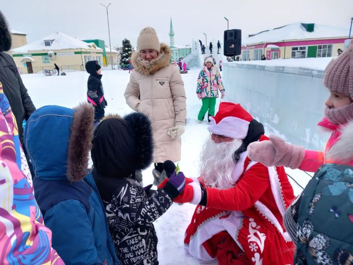Яңа елның беренче көнендә үзәк чыршы янында бәйрәм тамашасы узды