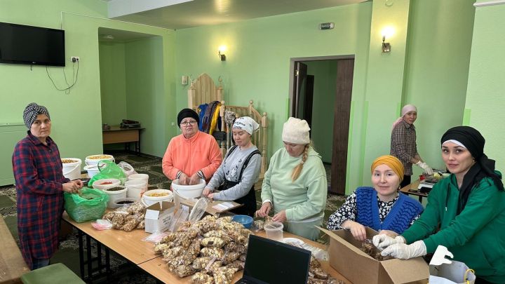 Саба волонтерлары СВОдагы егетләребезгә кипкән аш әзерли