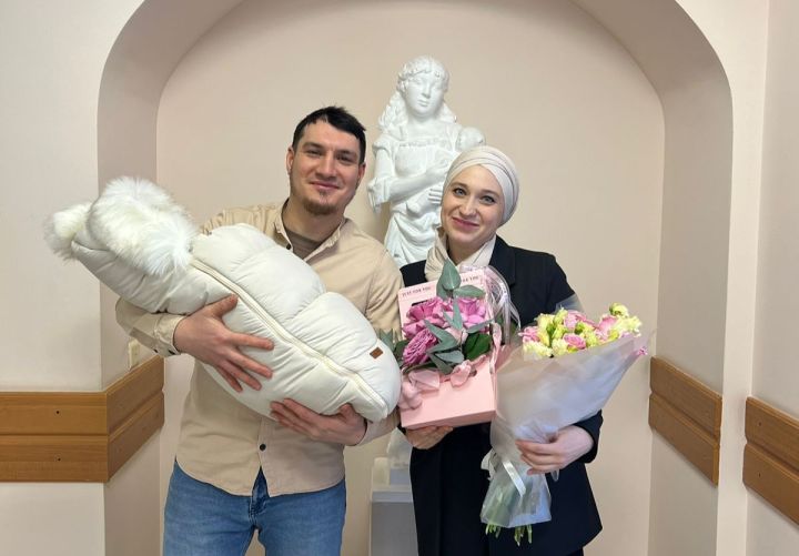Ике кыз янына бер егет!